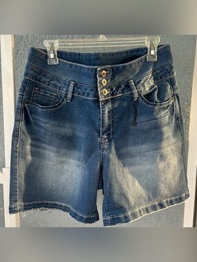 Susan Betro Women’s Denim Embroidered Pockets Shorts Size 14 Stretchy